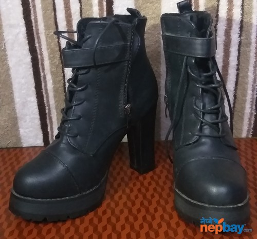 Black Short boot with less